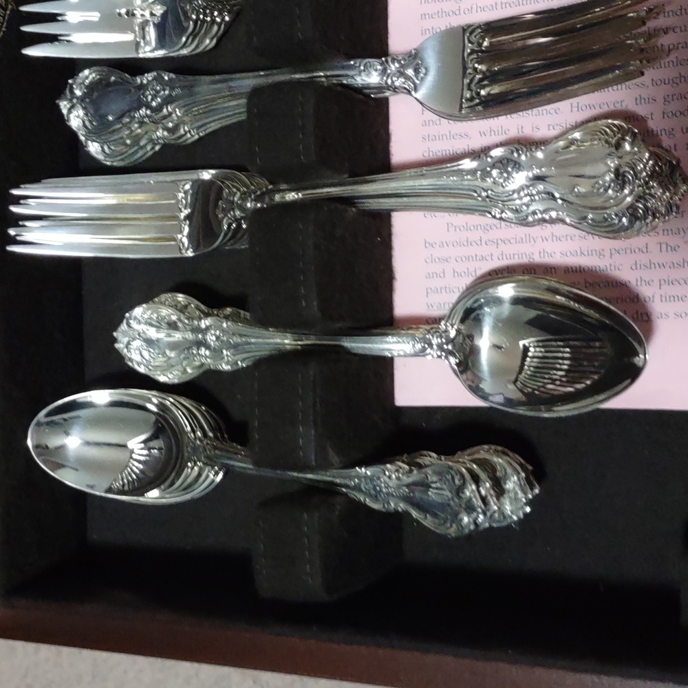 Towle Old Master Pattern Sterling Silver Flatware Service for 12 + Serving Pcs - Picture 4 of 11